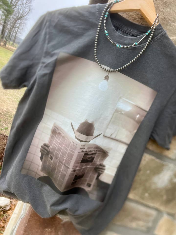 T-shirt Cowboy News pour la vente par Backroad Threads Wholesale