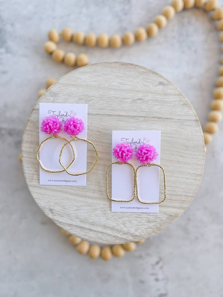 Gehamerde gouden oorbellen - Pink Tube Bead Topper voor wholesale door Taylor’d with Grace