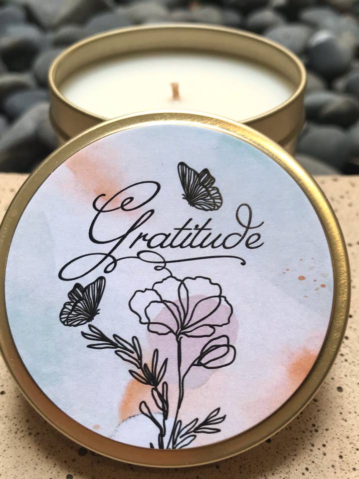 Gratitude Citrus Sojakerze mit Mohnblume und Schmetterlingen für den Großhandel von Treasures of the Heart