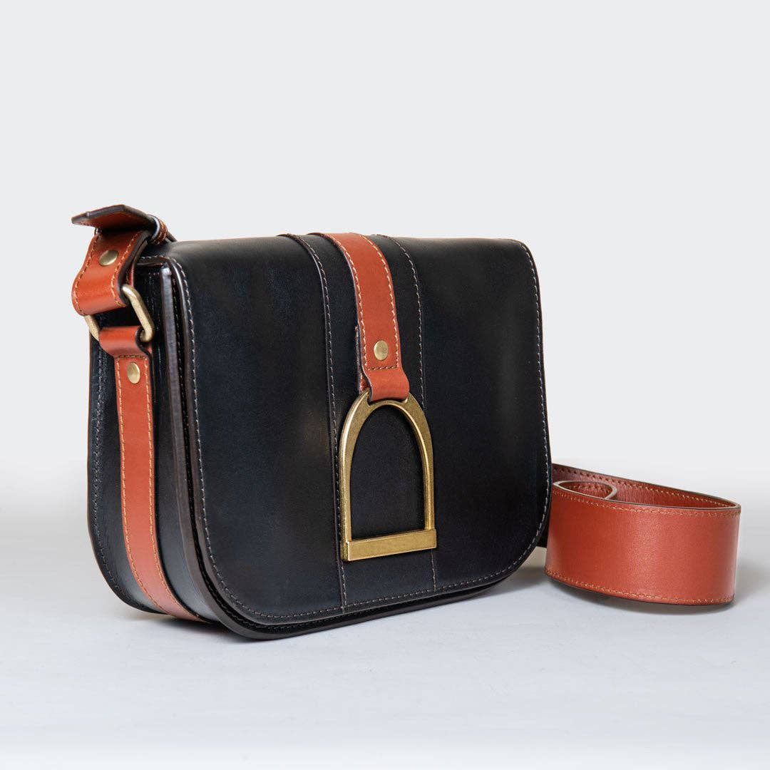 URBAN-EQUESTRIAN – Großhandel Umhängetasche - Damen – Signature Steigbügel - Reitsteigbügel Crossbody Luxuslederhandtasche in Cognac auf Schwarz5