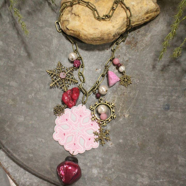 Collier Charmé Flocon de Neige Jours Roses pour la vente par The Primitive Peddler, Inc.