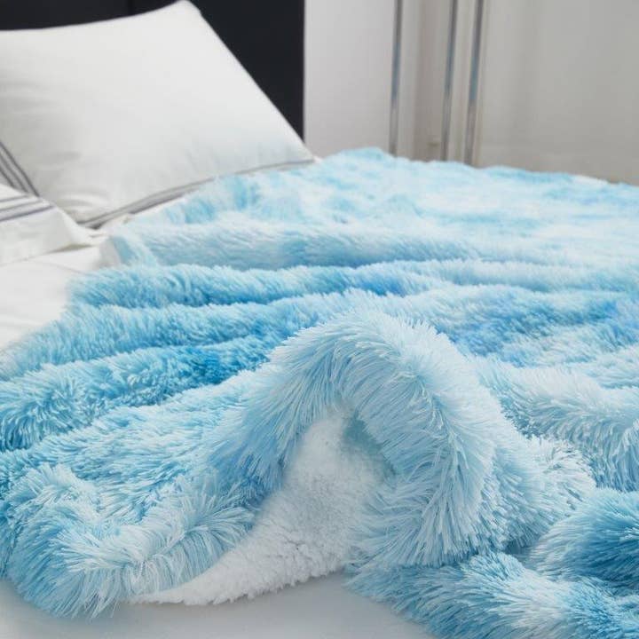 Duke Imports – Großhandel Überwurfdecke – "Blauer Himmel" Kunstfell-Plüschdecke - 127 cm x 178 cm5