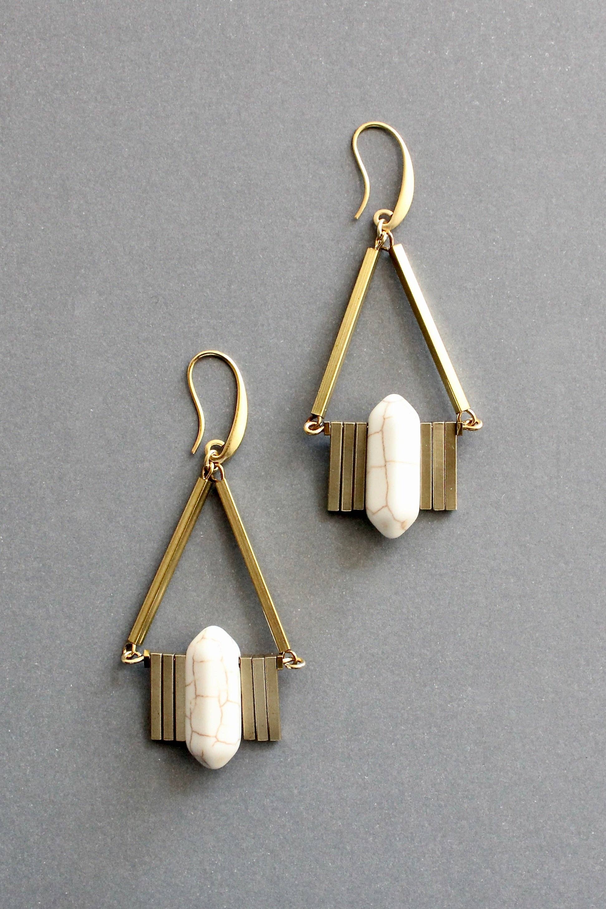 David Aubrey Jewelry - Wholesale Hangende/ronde oorbellen - ISLE30 Geometrische oorbellen in wit en messing2
