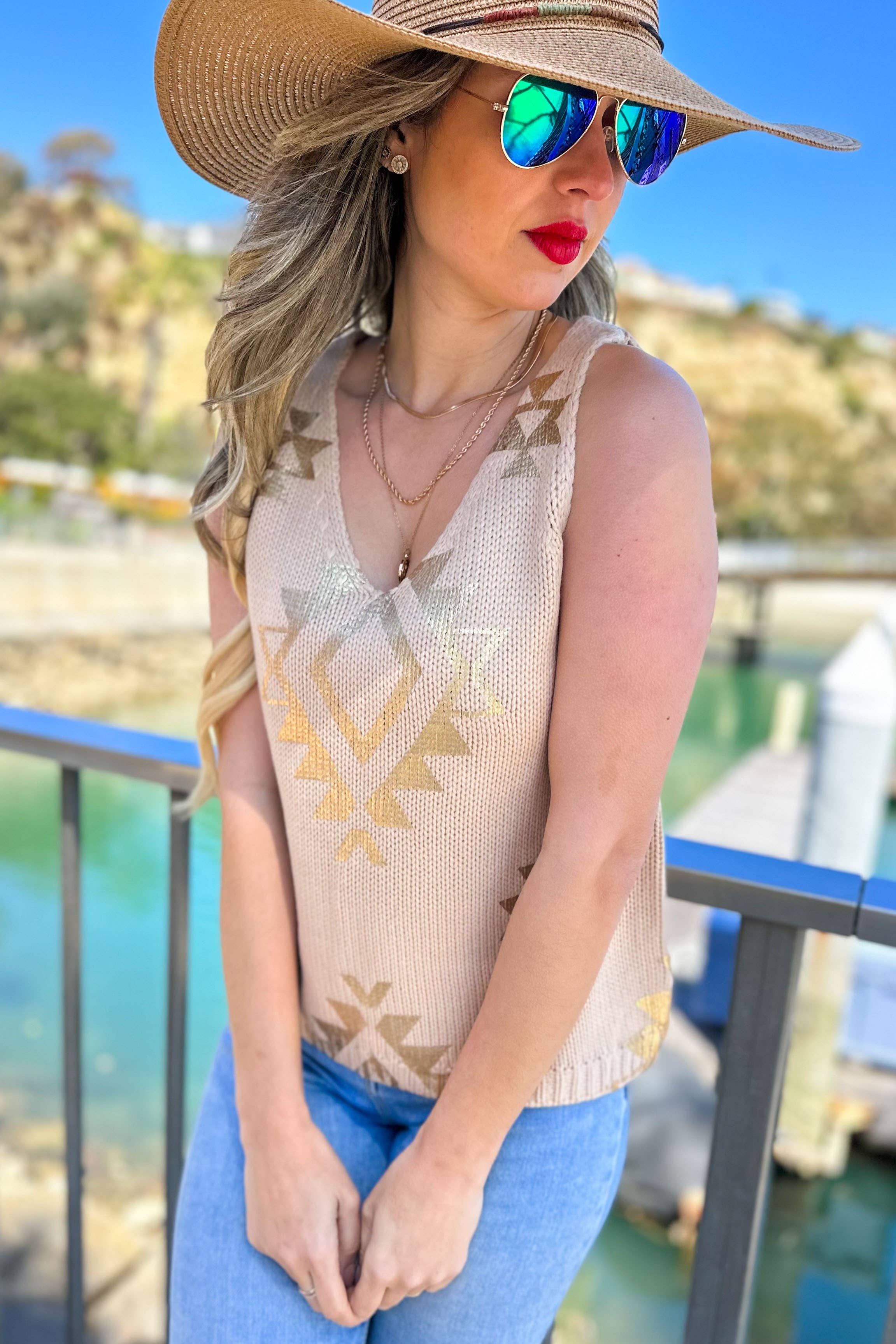 Tenente Taupe Lt.Taupe Gold Aztec Tampo em malha sem mangas com decote em V para venda a revendedores na Faire4