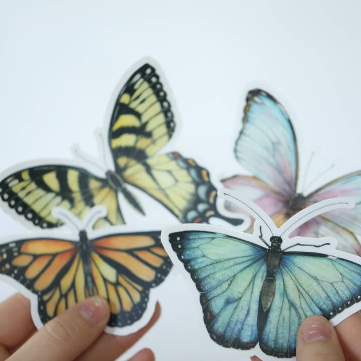 CMCARTILLUSTRATIONS – Großhandel Aufkleber – Blauer Schmetterlings-Aufkleber aus transparentem Vinyl, wasserfest, gestanzt