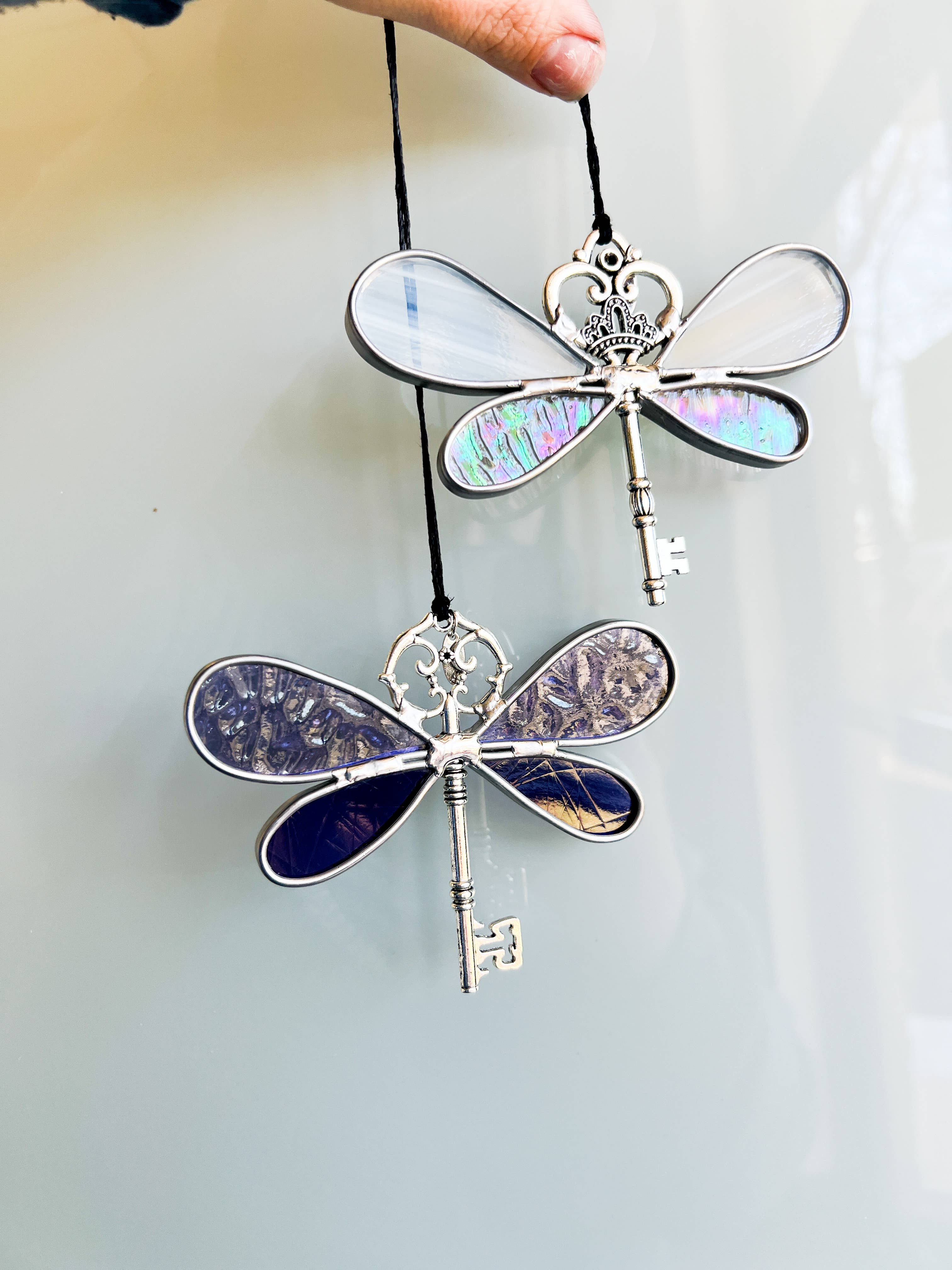 Crafty Bombshell Designs – wholesale Solfångare – Målat glas Dragonfly Skeleton Key Sun Catcher6