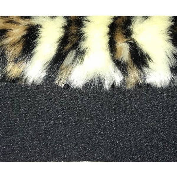 Fourrure de léopard sur fond noir pour la vente par Onesole