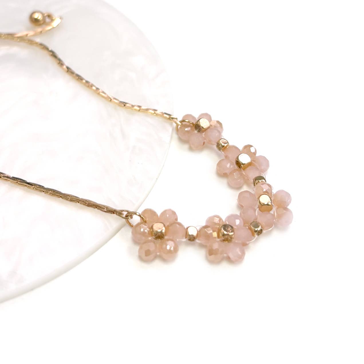 StarryNYC - Vente Bracelets à breloques/pendentifs - Bracelet à nouer avec chaîne cobra en forme de couronne de fleurs en perles1