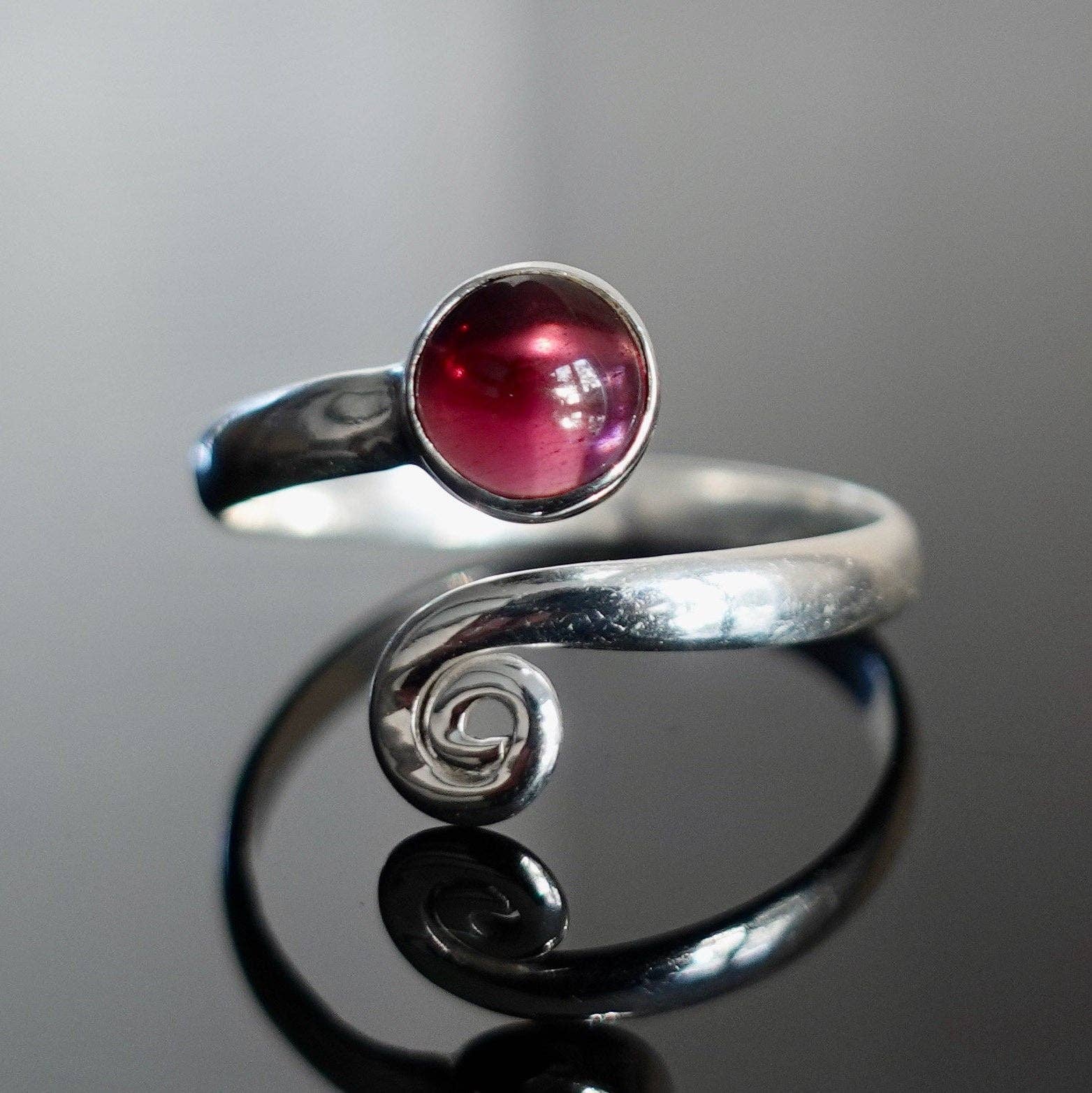 Mistry Gems - Wholesale Single Stone/Solitaire Ring - Unisex Adjustable Garnet Ring | 925 Sterling Silver, R61G0
