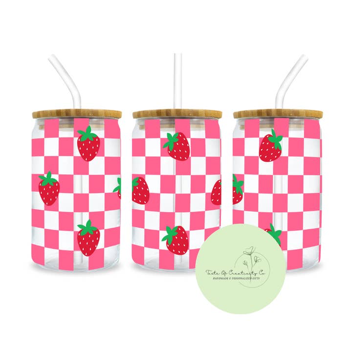 "Strawberry Gingham" Libbey iskaffeglas med bambuslåg og sugerør, tåler opvaskemaskine, drikkegave, jordbærdrikkeglas, sommerdrikkeglas for engroshandel hos Taste of Creativity CO.