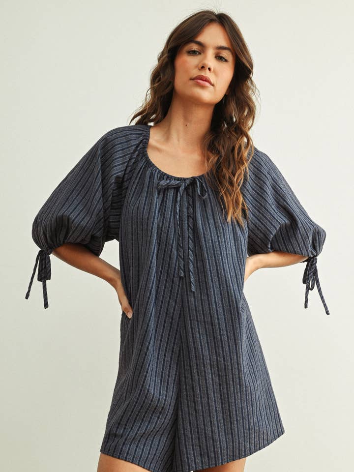R5825 STREEP- EN BORDUUREFFECT DETAIL LOOSE ROMPER voor wholesale door MIOU MUSE