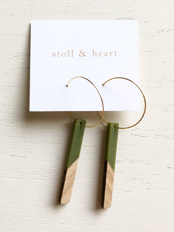 Orecchini a cerchio The Midcentury - Olive con dettaglio in legno e resina per la vendita all'ingrosso da parte di Stoll & Heart