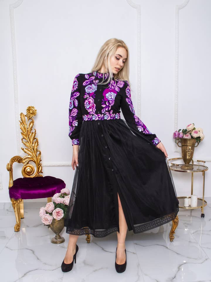 Robe brodée noire Zhanetta pour la vente par Galychanka