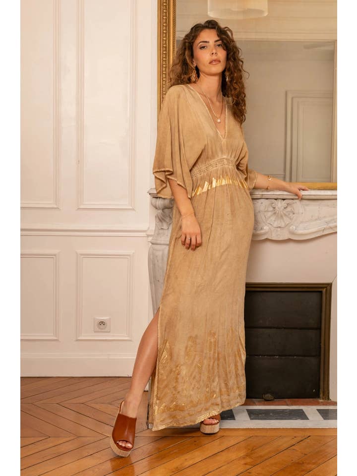 golden Maxi dress printed with gold, neckline and a tie at the back for wholesale on Faire4
