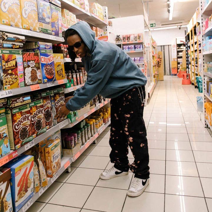 Pantalon charpentier INFECTED avec éclaboussures de peinture pour la vente par Metralha Worldwide