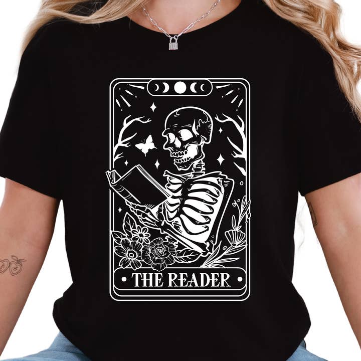 A Camiseta do Leitor - Camiseta Gótica de Leitura de Tarot com Esqueleto - T-Shirt Estética para Amantes de Livros - Camiseta de Academia Sombria Assustadora - Presente para Leitores e outras tendências em Compre roupa academia B2B. Devoluções gratuitas e condições de pagamento a 60 dias na Faire na Faire.