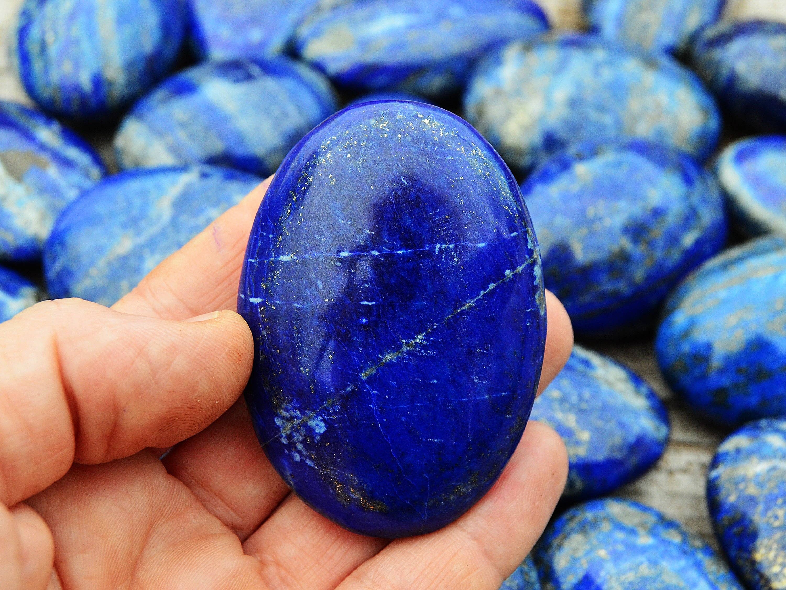 Kaia & Crystals – wholesale Andlig sten/kristall – Lapis lazuli handstenar (7–10 st) kvalitetsset, 45–80 mm2