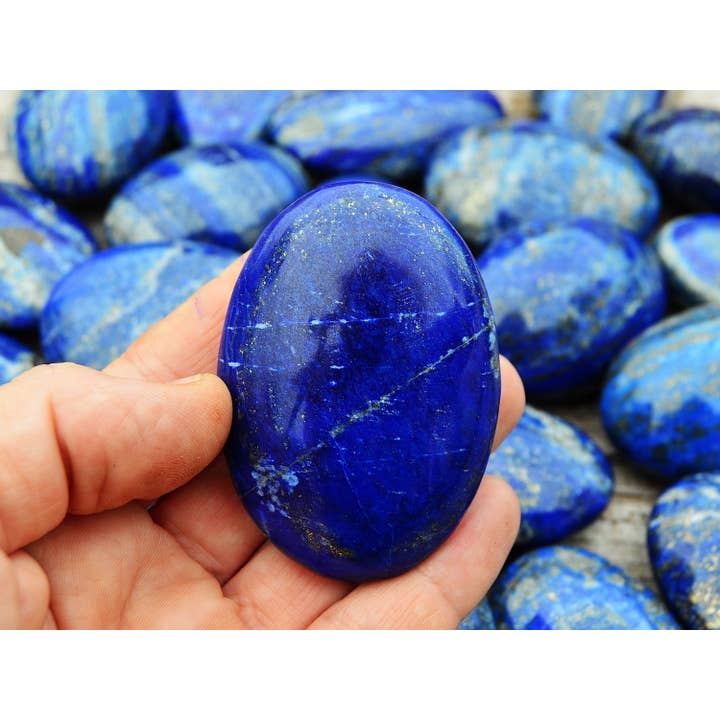 Kaia & Crystals – wholesale Andlig sten/kristall – Lapis lazuli handstenar (7–10 st) kvalitetsset, 45–80 mm2