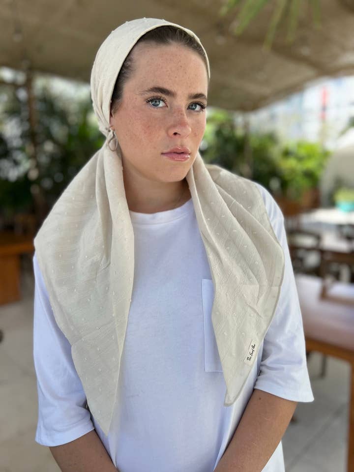 CLASSIC PRETIED crème met textuur (met fluwelen grip) voor wholesale door The Scarf Bar