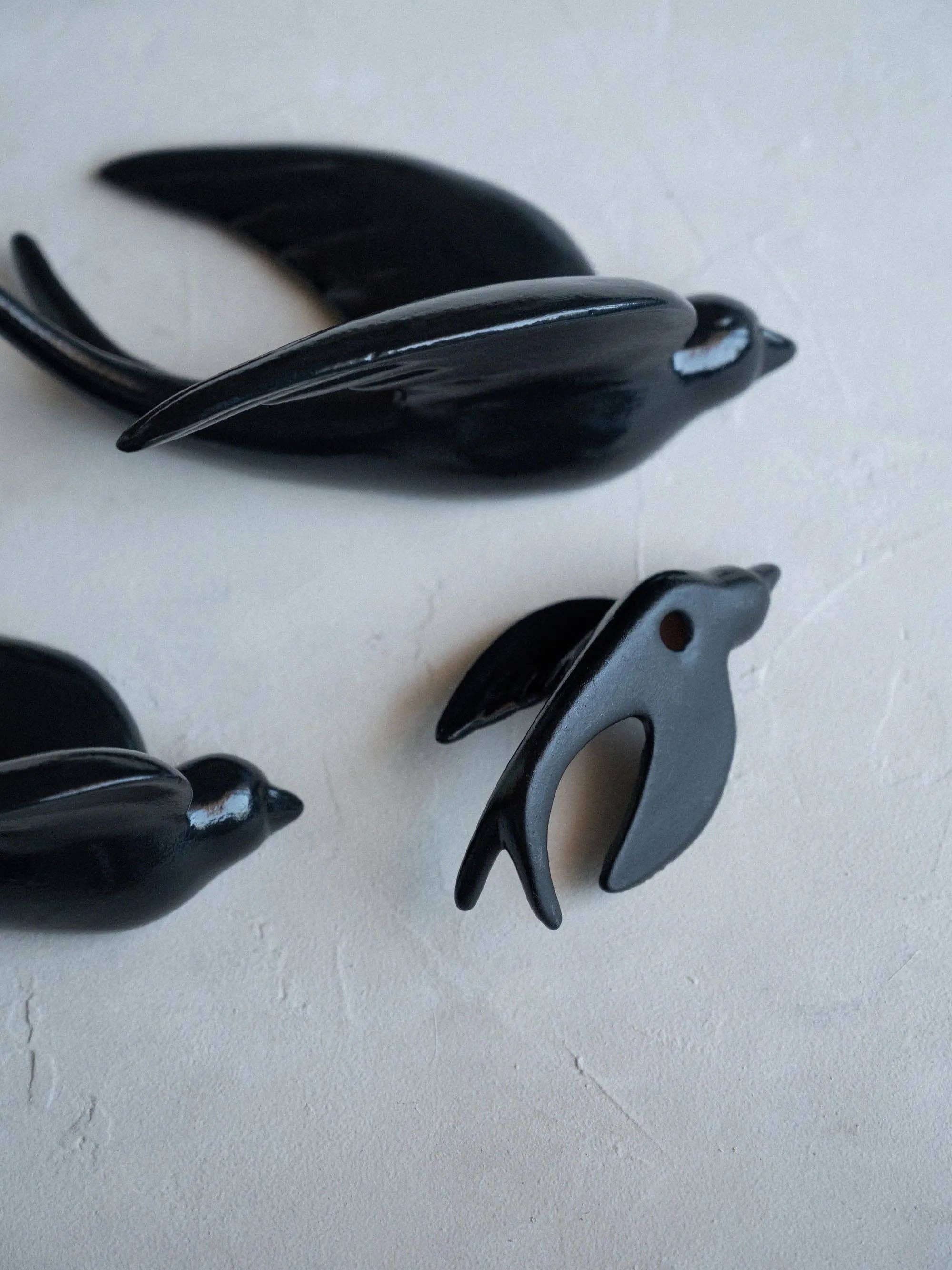 CerAmor Cerâmica – Großhandel 3D-Wandkunst – Satz von 3 bemalten Seitenschwalben3