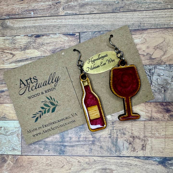 Bouteille de vin et verre : Boucles d'oreilles en bois et résine *hypoallergéniques* pour la vente par Arts Actually
