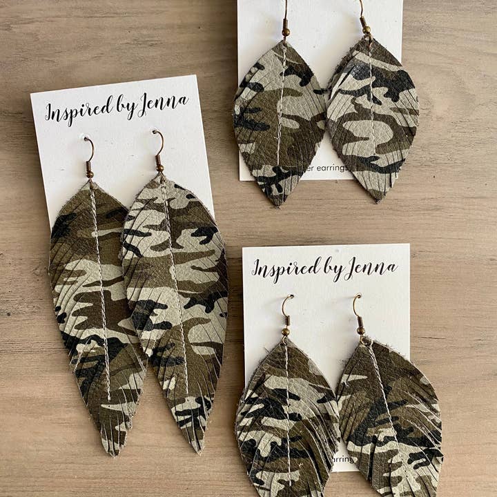 Inspired by Jenna - Venta al por mayor Pendientes colgantes - Pendientes de plumas de piel de camuflaje verde militar (4 tamaños)