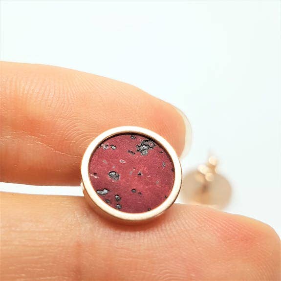 Clous d'oreilles en acier inoxydable - liège bordeaux avec inclusions pour la vente par Happy Crowns