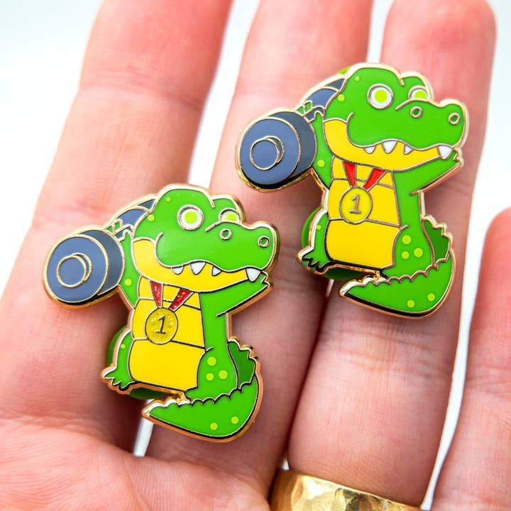 Épinglette en émail en forme de crocodile Bodybuilder - Épinglette en forme de crocodile olympique pour la vente par Leon Römer Illustraties