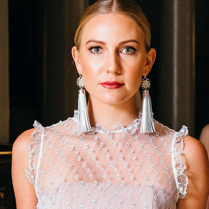 Boucles d'oreilles longues en cuir argenté pour la vente par CassandraCollections