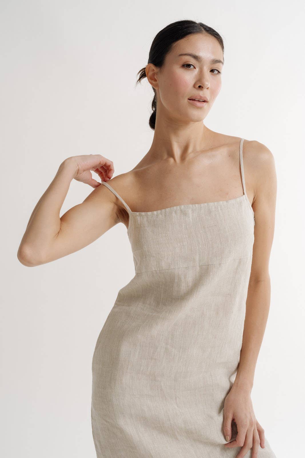 Lino naturale. Mini abito in lino con scollo quadrato, naturale in vendita all'ingrosso su Faire3