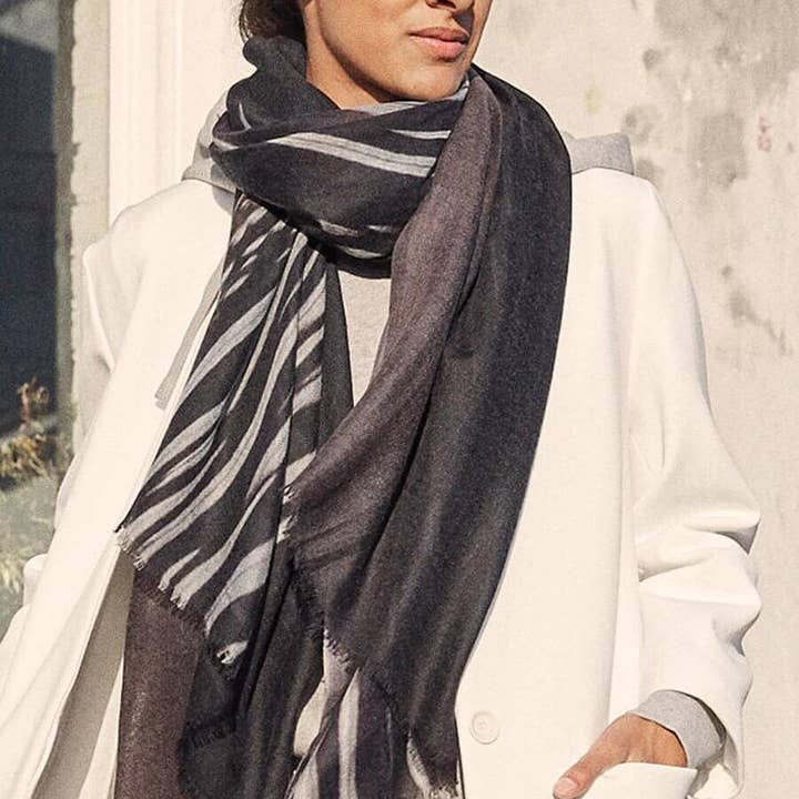 Bufanda fina de cachemir Feather Chrome Black para venta al por mayor de D/Luca Los Angeles