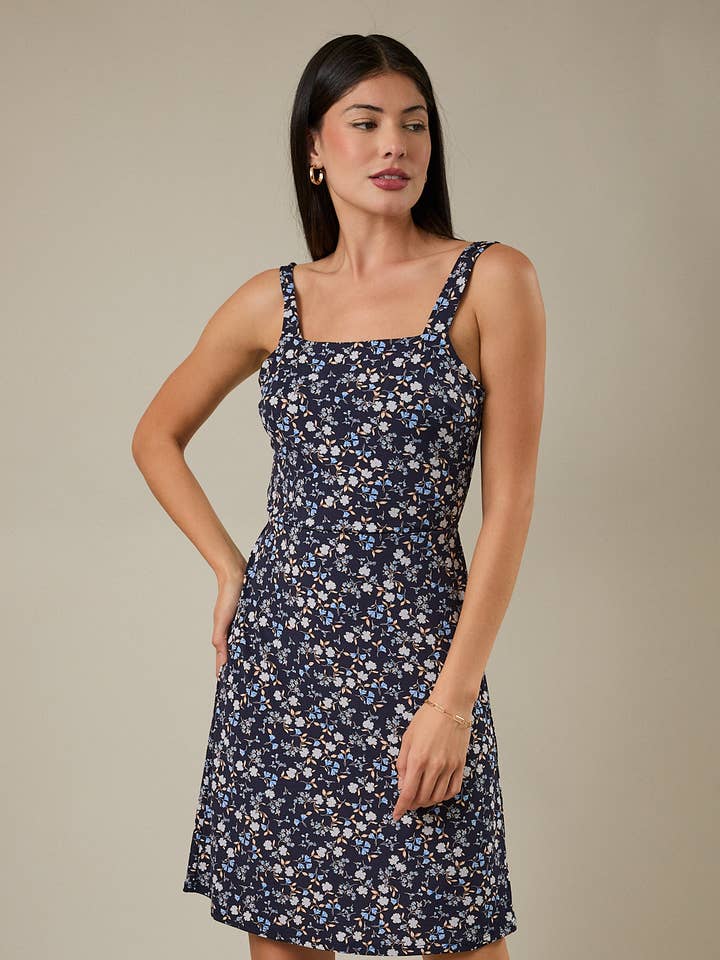 ROBE COURTE SANS MANCHES À ENCOLURE CARRÉE AVEC NŒUD DANS LE DOS pour la vente par GILLI