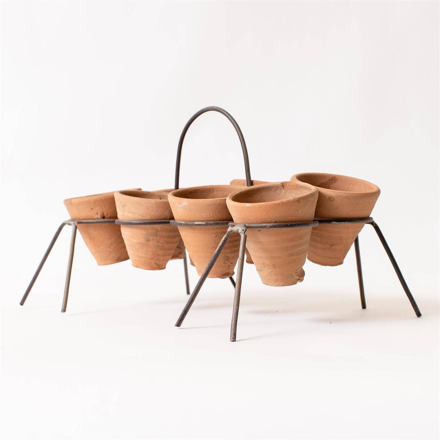 Audrey's Home & Gift – Großhandel Blumentopf – Rustikaler Ständer mit Mini-Terrakotta-Töpfen im Schrägdesign (Pk/04)3