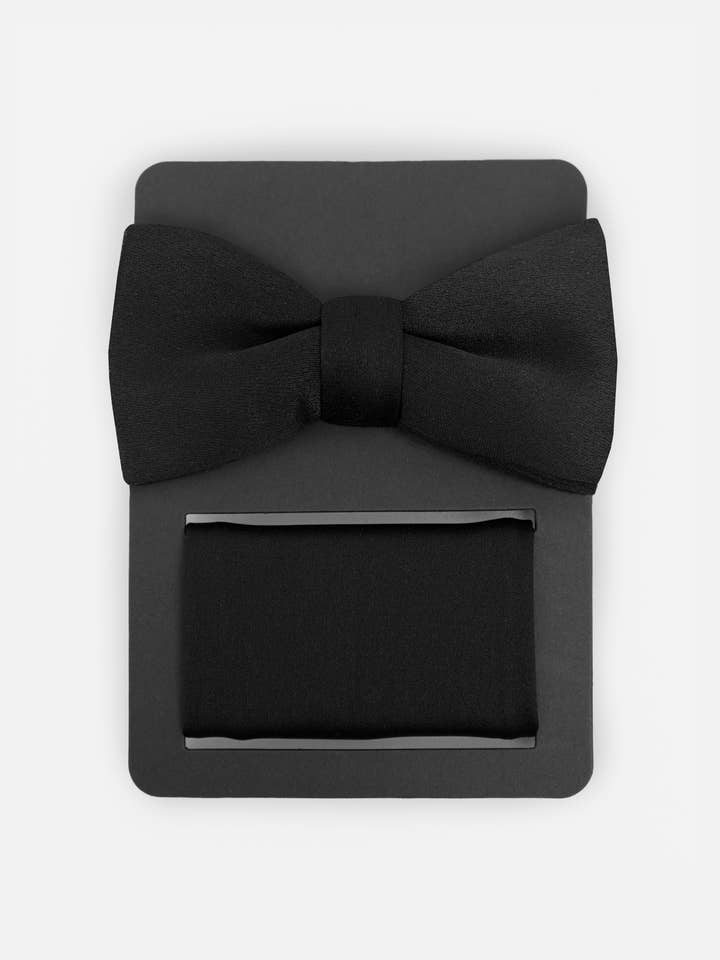 Ensemble nœud papillon et pochette en satin noir Maya pour la vente par Plaza Collection Ltd