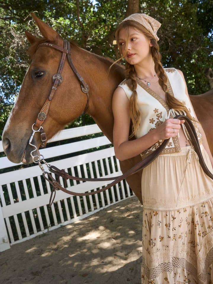 Blu Pepper - Wholesale Outerwear Vest - Women's - EMBROIDERY DETAIL FRONT TIE SLEEVELESS VEST 11