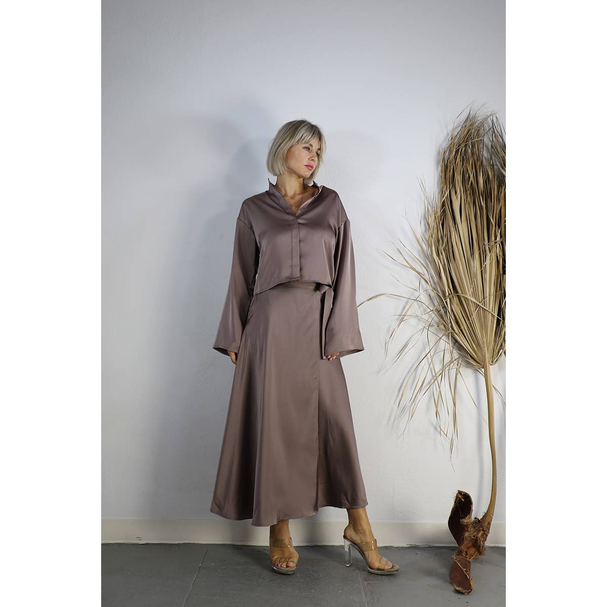 MARRÓN MALVA CONJUNTO DE TOP CORTO DE SATÉN CON FALDA CRUZADA de venta al por mayor en Faire19