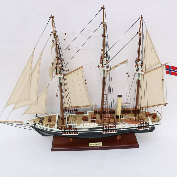 Schuette & Weiss – wholesale Decorative tabletop object – ENDURANCE/ship model/handmade/Compass Models