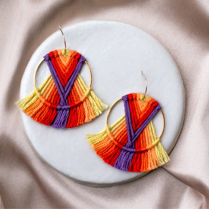 CAPTEUR DE RÊVES, COUCHER DE SOLEIL SUR UNE PLAGE, BOUCLES D'OREILLES EN MACRAMÉ pour la vente par Prachi's Bohemian Art