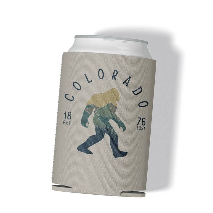 Colorado Mountain Sasquatch Can Koozie for engroshandel hos Snow Business USA