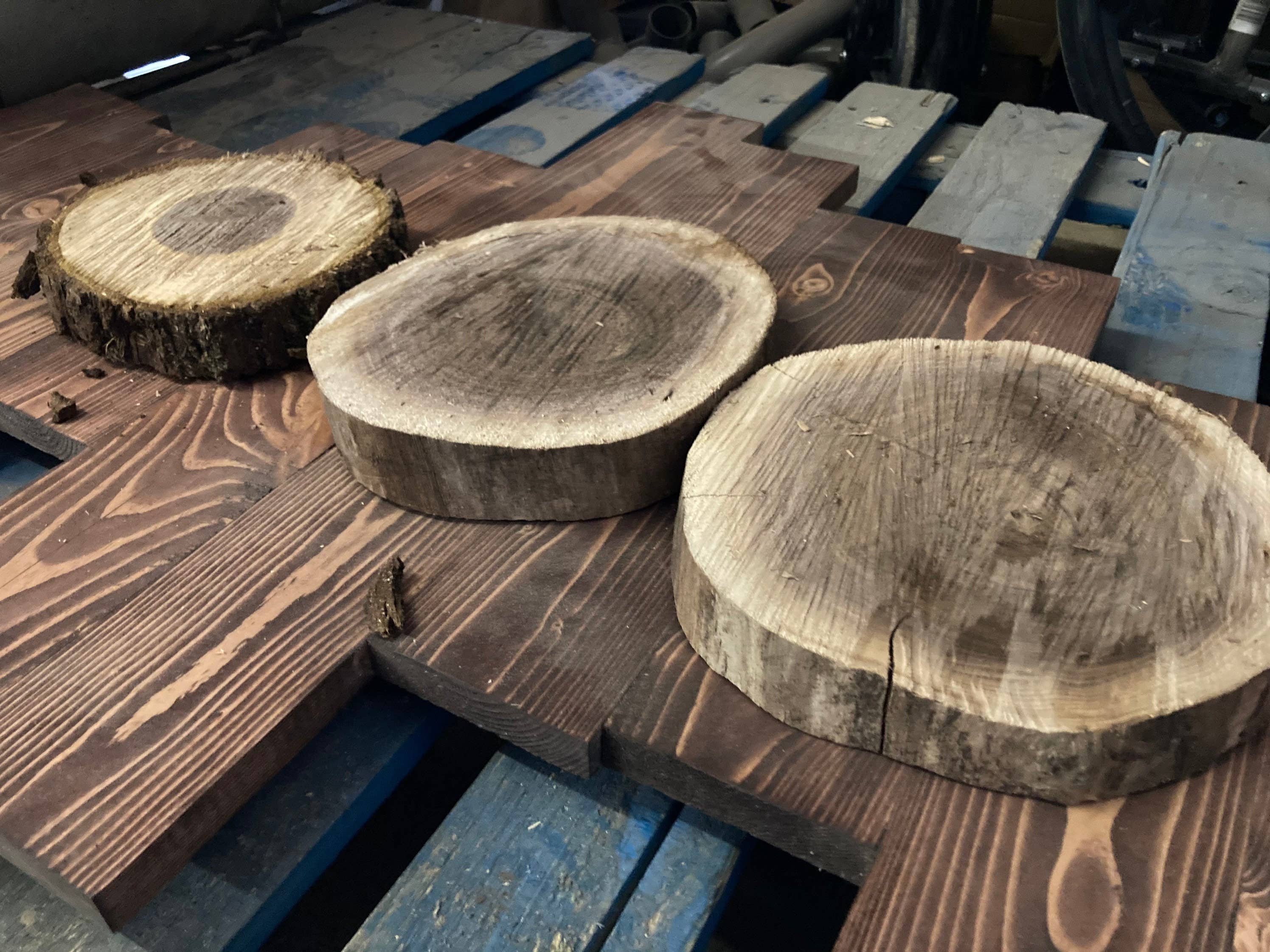 Stumps Custom Wood – wholesale Skärbräda – 10 tum+ valnötsträdsskivor med bark, runda valnötskanter live edge1