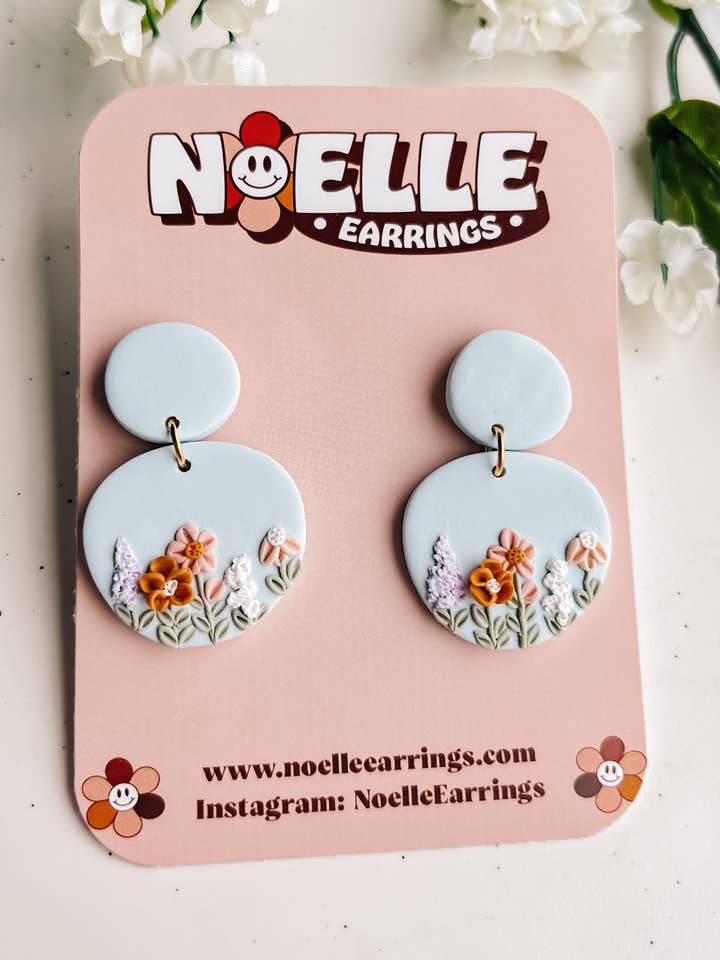 Blue Bloom Dangles | Orecchini primaverili in argilla polimerica per la vendita all'ingrosso da parte di Noelle Earrings