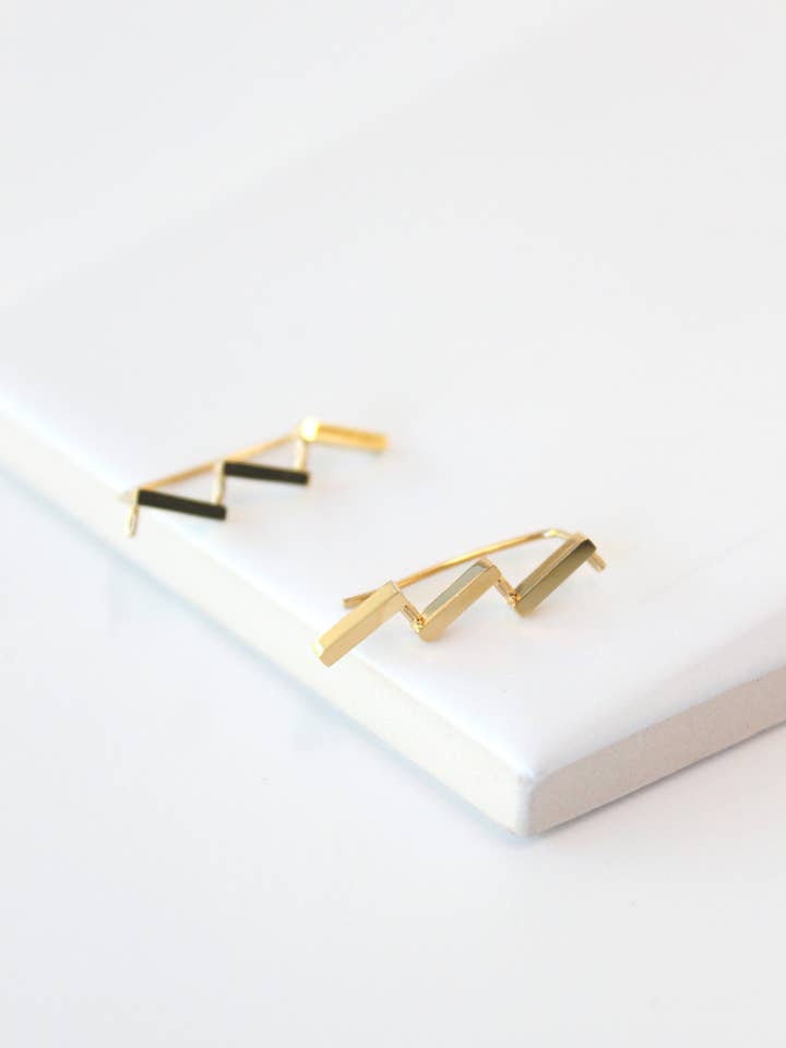 Ascent Örhängen | Stegad Örklättrare för wholesale av STUDIYO Jewelry