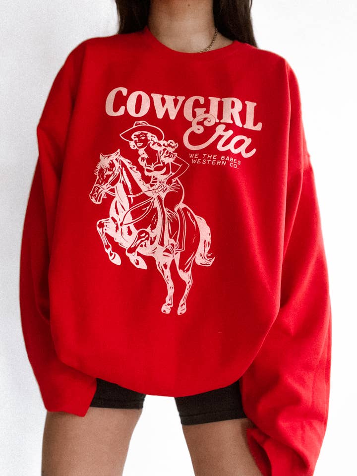 Sweatshirt graphique Cowgirl Era Western - Rouge pour la vente par WE THE BABES