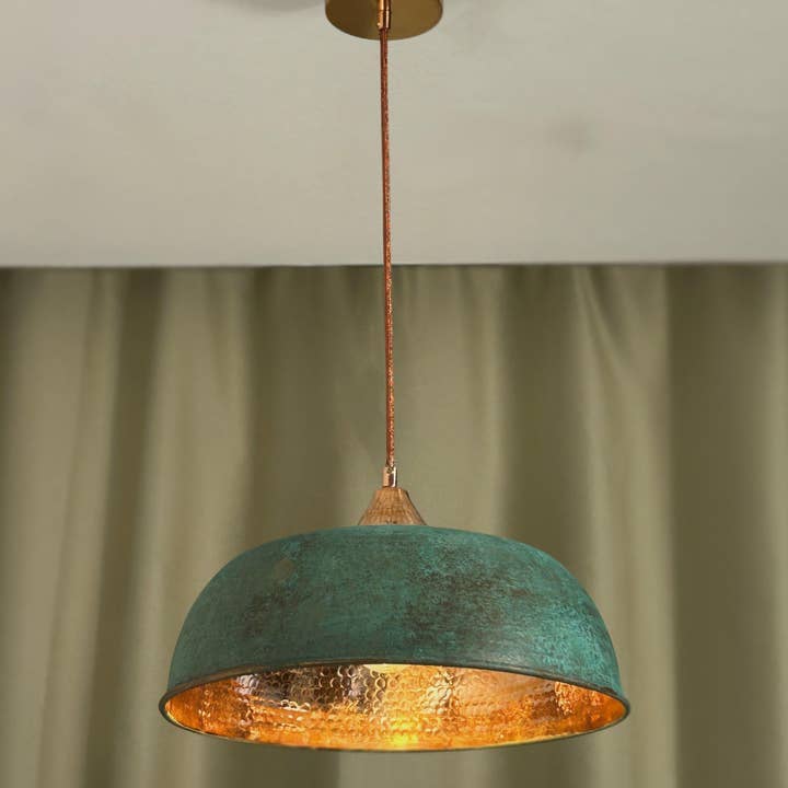 Lampadario a Sospensione in Rame Martellato con Patina Verde | Lampadario in Rame Martellato + Patina Verde | *Corpi Illuminanti Inclusi* per la vendita all'ingrosso da parte di ALFIQ Copper
