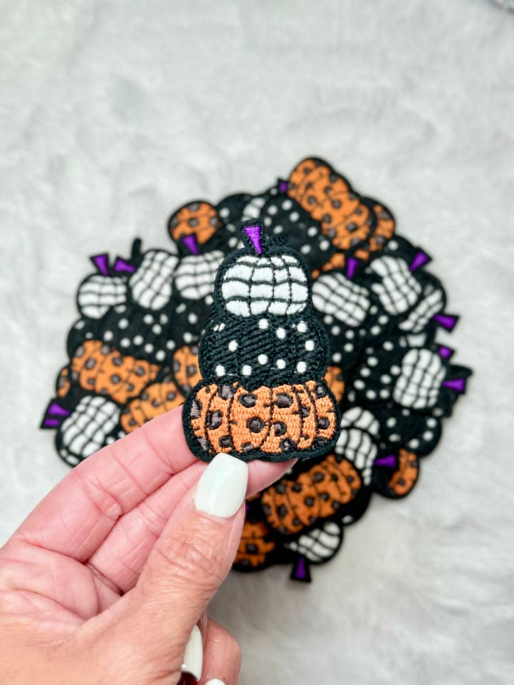 Patch brodé Stack of Pumpkins pour la vente par Magen Made Designs