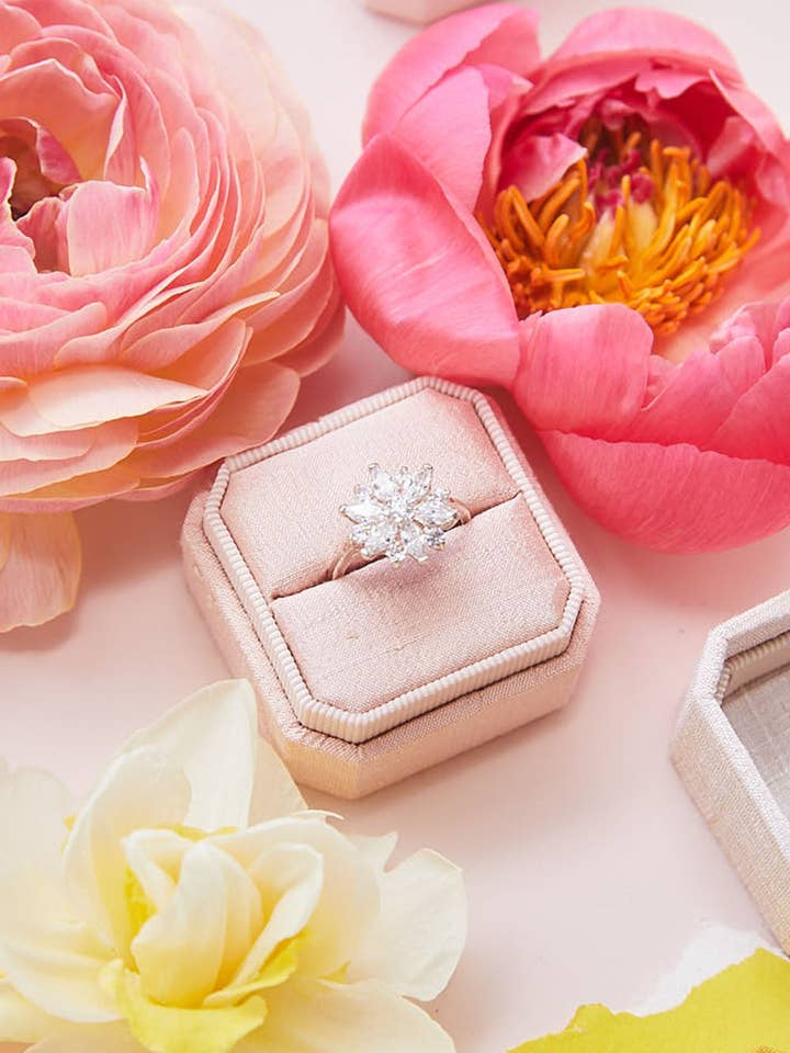 Le single de Blake Noble pour la vente par The Mrs. Box