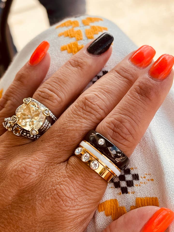 Sting Single - Anello impilabile in smalto bianco e oro per la vendita all'ingrosso da parte di AMD COLLECTIVE