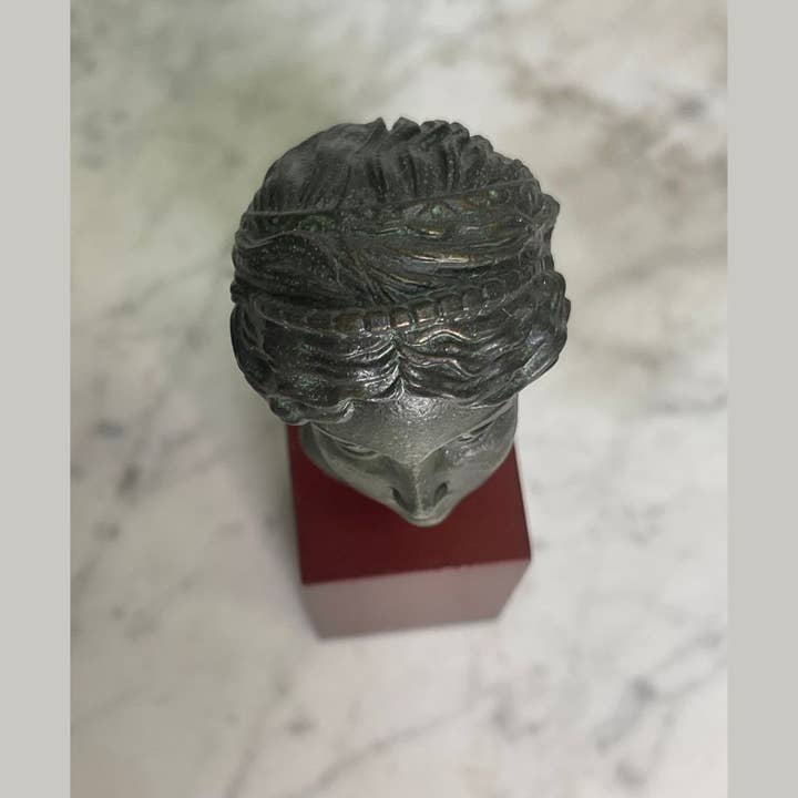 Museum Wholesale Inc - Venta al por mayor Escultura - Estatua de busto en miniatura de diosa romana con cabeza de Venus, Afrodita y pendiente