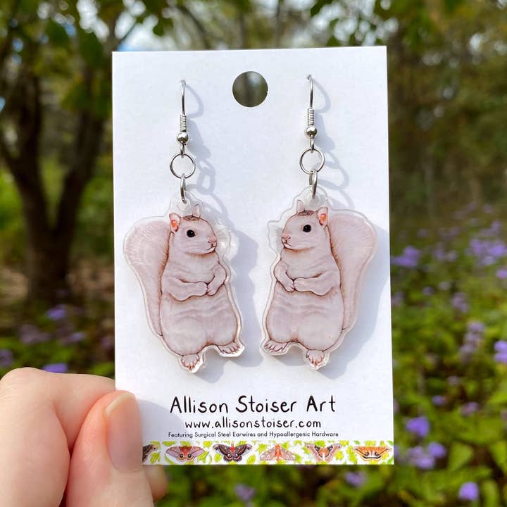 Akrylörhängen med vit ekorre för wholesale av Allison Stoiser Art