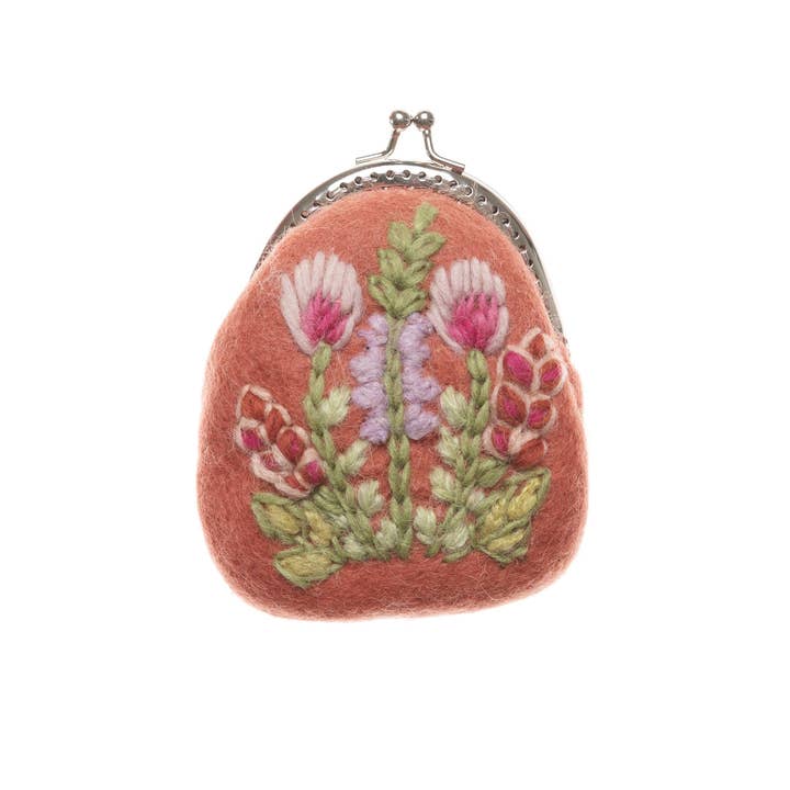 Persika Meadow Clasp Pouch - Handgjord ullplånbok med blomsterbroderi för wholesale på Faire